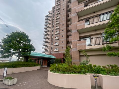 豊かな植栽が住まう人を優しく出迎える、開放的なエントランスアプローチ。手入れの行き届いた綺麗な空間。