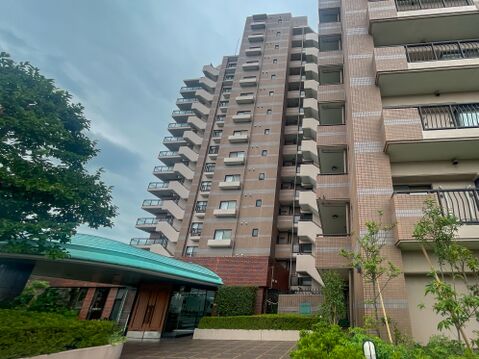 エメラルドグリーンのキャノピー屋根が印象的!手入れされた緑に囲まれた品格漂う佇まい。