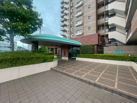 住まう人を優しく迎える、雨の日も濡れずに快適移動。