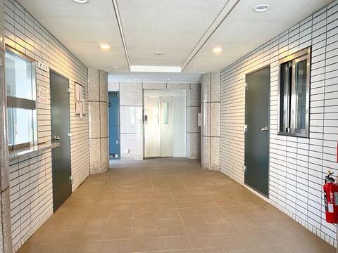 白タイル貼りの明るく開放的なホール。管理員室窓口もあり安心の住環境です。