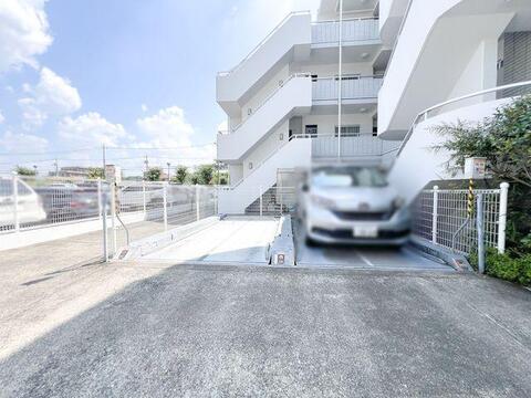 「敷地内駐車場完備」お車をお持ちのご家庭も安心の駐車場付きマンションです(要空き確認)。