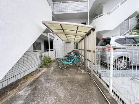「屋根付き敷地内駐輪場」大切な自転車を雨風から守る便利な屋根付き駐輪スペース完備。