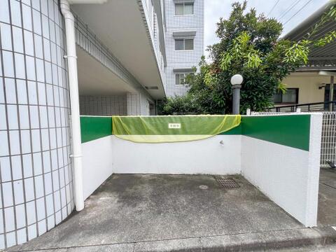 「きれいに管理されたゴミ置場」ネット付きで衛生的に保たれた敷地内ゴミ集積スペースです。