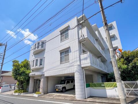 「白タイル貼りの外観」陽当り・通風良好な3階住戸。平成8年築・全22戸の落ち着いたマンション。