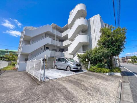 敷地内に機械式駐車場を完備。お車をお持ちのご家庭も安心です。
