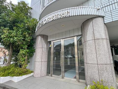 「重厚感あふれるエントランス」石貼りの柱と青々とした植栽が迎える、高級感漂うアプローチです。