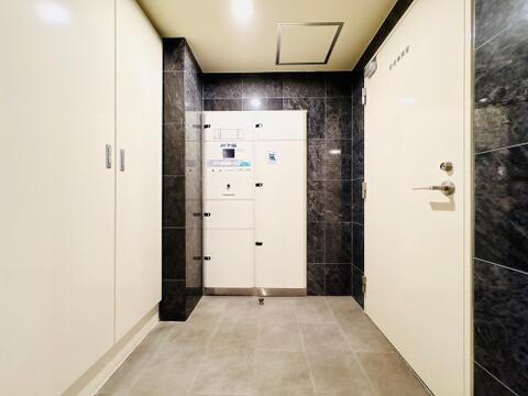 不在時でも荷物を受け取れる便利な宅配ボックスを設置。日勤の管理人さんがおり、管理体制も良好です。