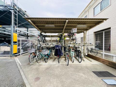 屋根付きの駐輪場を完備。雨から自転車を守ります。空き状況等はお気軽にお問い合わせください。