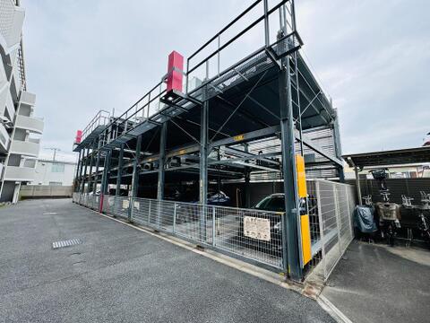 無償で利用できる専用使用権付の駐車場を完備。お車をお持ちの方には嬉しいポイントですね。