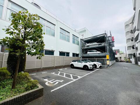 敷地内には駐車場が設けられています。空き状況についてはお気軽にお問い合わせください。