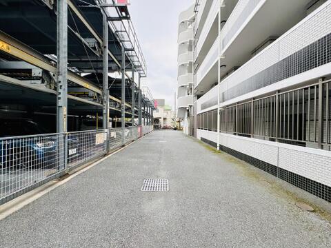 敷地内には駐車場が設けられています。空き状況についてはお気軽にお問い合わせください。