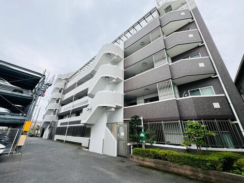 ペットと一緒に暮らせるマンションです(細則有)。休日は近くの公園でお散歩を楽しむのも良いですね。