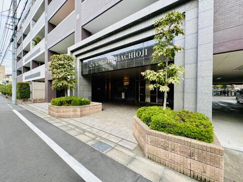 高級感あふれるエントランスアプローチ。フラットな造りでベビーカーなどの移動もスムーズです。