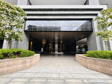 エンブレムが目を引くエントランス。植栽も綺麗に手入れされています。