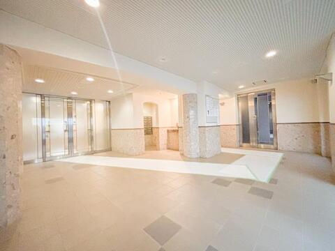清潔感が保たれた共用廊下は、管理の行き届いたマンションの証です。毎日の動線が気持ちよく整っており、住まいへの満足度を高める快適な住環境が整っています。