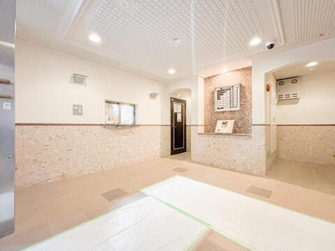 管理人が常駐するマンションは、日常の管理が行き届いた安心の住環境です。建物や共用部の清潔感がしっかりと保たれており、快適なマンションライフをサポートします。