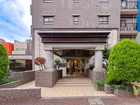 外壁補修が丁寧に施された清潔感ある外観のマンション。適切なメンテナンスがしっかりと行き届いており、建物の状態が良好に保たれた安心して長く暮らせる住まいです。