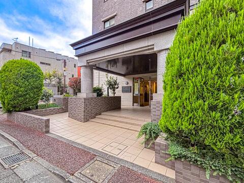 防犯カメラや二重オートロックなどのセキュリティ設備が整ったマンション。安心・安全な住環境がしっかりと確保されており、日常の防犯対策がしっかりと施されています。