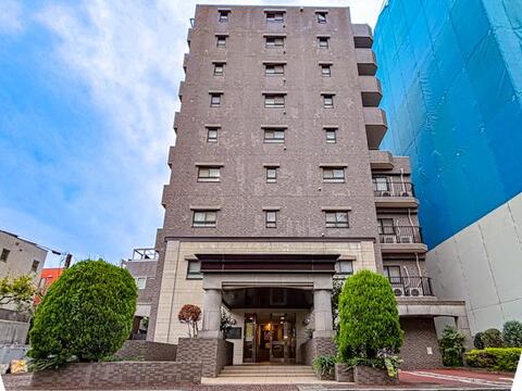落ち着いた住宅環境に位置するマンション。周辺の街並みに馴染む外観が印象的で、穏やかで良質な住環境が日常生活にゆとりある深い安らぎをいつももたらします。