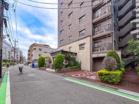 駅近で生活利便施設も充実したエリアに位置するマンション。通勤・通学・買い物など日常のあらゆるシーンで利便性の高さを実感できるライフスタイルが実現します。