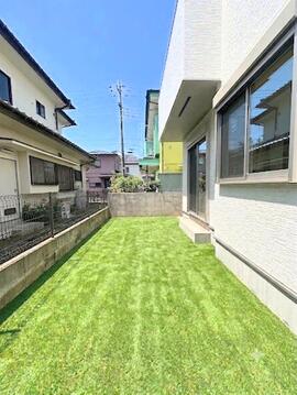 日当たり良好な青々とした人工芝のお庭。ガーデニングやプールなど、家族で多目的に楽しめます。
