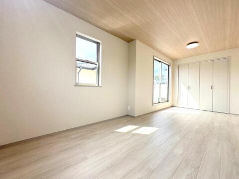 壁面いっぱいの大型クローゼットを完備。すっきり片付き、お部屋を広く伸びやかに使えます。