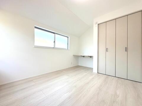 カウンター付きでテレワークや勉強に便利。収納もしっかり備わった使い勝手の良いプライベートルーム。
