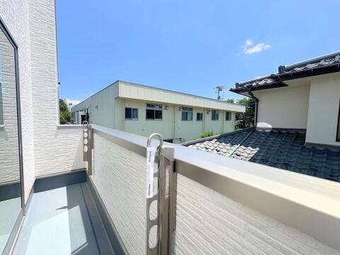空を大きく仰ぐ開放的なバルコニー。金物付きで洗濯物がしっかり干せ、毎日の家事をサポートします。