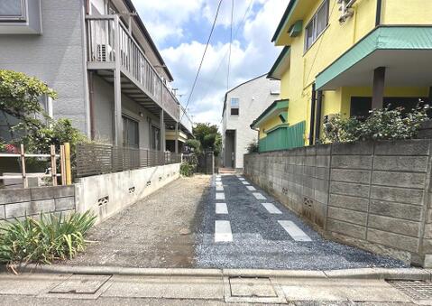 玄関へと続く洗練された印象のアプローチ。静かな住宅街に位置し、プライベート感のあるアプローチです。