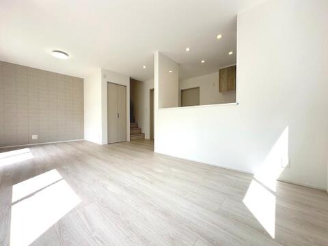アクセントクロスが映える広々LDK。対面キッチンから部屋全体を見渡せる安心の空間設計です。