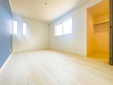子供部屋や書斎、テレワークルームなどにするにも丁度良い広さの約6.75帖の居室。使い方は貴方次第です。WICをご用意しております。2026/8/28撮影