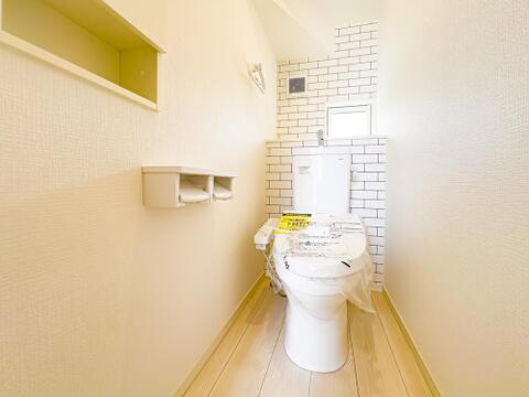 温水洗浄便座完備のトイレスペース。ついつい考え事をしてしまうほど落ち着く空間です。お手洗いは1階と2階の両階にございます。2026/8/28撮影