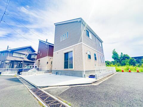 前面道路は北側約5mの広さ。車庫入れがスムーズに行えます。車通りが少なく、静かな暮らしを守ってくれます。2026/8/28撮影