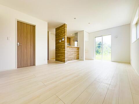 日当たり良好なLDKは、温かな陽光と爽やかな風が通り抜ける安息の住空間。帰ってきたくなる場所、安心できる場所として住まいにおける役割は重要です。お庭に出ることができます。2026/8/28撮影