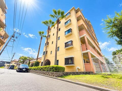 閑静な住宅街に立地するため、周囲の喧騒を感じることなく落ち着いて過ごせる住環境が魅力です。穏やかな空気が流れ、日常の疲れを癒すためのゆったりとした時間が過ごせる住まいです。