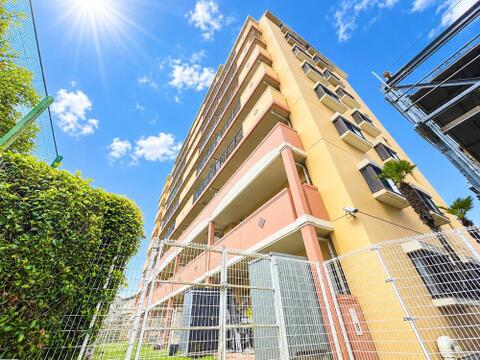 落ち着きのある住宅街に立地し、日常の生活が静かに流れる環境が魅力です。周辺には緑も多く、散歩やジョギングにも最適。心身ともにリラックスできる住環境が整っています。