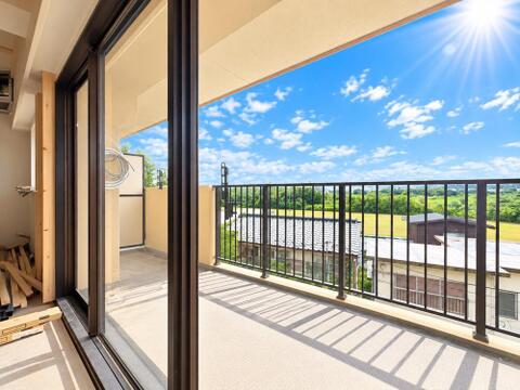 眺望が魅力の住まいで、窓からの景色が心を癒してくれます。季節ごとに移ろう風景を楽しめ、心安らぐ時間が流れる空間が広がります。毎日の生活に豊かさを与えてくれる場所です。