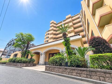 上品で落ち着きのある佇まいが、住む人に安心感を与えてくれるマンションです。しっかりとした造りが信頼を感じさせ、快適で心地よい住環境が整っています。
