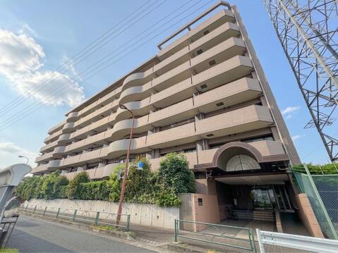 その邸が魅せる、気品・上質・重厚感・極細やかさ、そのすべては訪れた者に安らぎと品性を与える特別な空間です。ここに住むからこそ意味がある。すべての(始まり)をここから迎えます。
