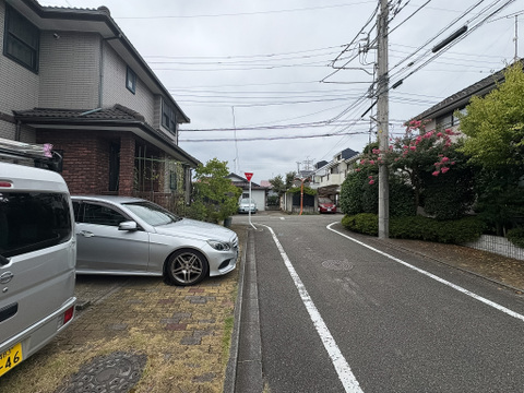 前面道路を含む現地外観写真