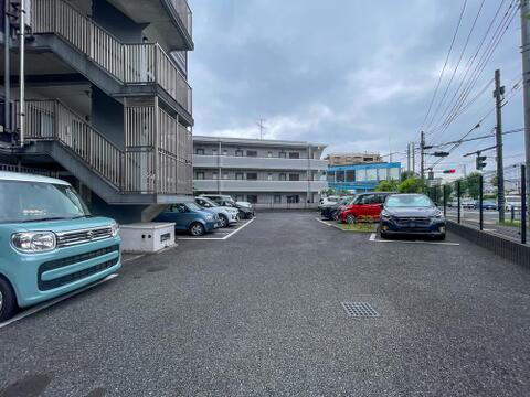 出入りがスムーズな広々敷地内駐車場。お車での通勤や休日のお出かけも快適に楽しめます。