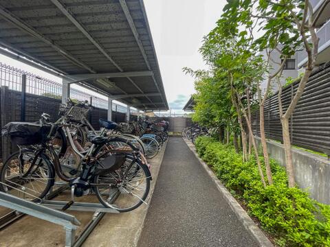 大切な自転車を雨から守る屋根付き駐輪場。緑に囲まれた専用通路でスムーズに出し入れ可能です。