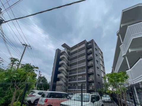 重厚感と洗練された印象を併せ持つスタイリッシュ外観。街の景観になじむ上質なレジデンス。