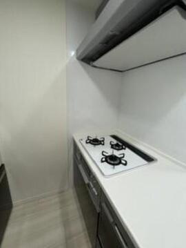 お手入れしやすいガラストップ3口コンロ。壁面パネルで油汚れもサッと拭くだけの快適キッチン。「写真は家具消し当しています。」