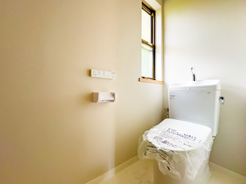 温水洗浄便座完備のトイレスペース。ついつい考え事をしてしまうほど落ち着く空間です。お手洗いは1階と2階の両階にございます。2026/9/13撮影