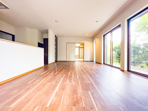 広々としたLDKは、開放的な雰囲気で住まう人の暮らしをワンランク上に導いてくれる、そんな期待に満ちた住空間です。2026/9/13撮影