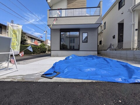 フラットなカースペース。土間コンクリート施工で雨の日も足元が汚れません。