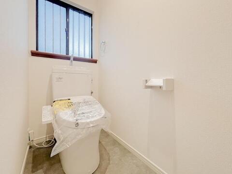 リノベーションにより清潔感あふれるトイレに生まれ変わりました。使いやすい設備が整い、毎日の暮らしをしっかりサポートする快適な衛生的な環境となっています。