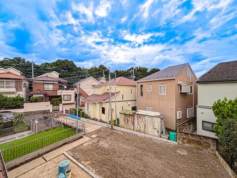 眺望の良いバルコニーは、開放感ある屋外スペースとして日常に彩りを添えます。採光も良好で洗濯物が乾きやすく、快適な住まいをサポートします。