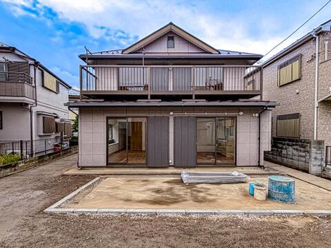 独自の意匠を持つ趣ある外観が印象的な中古戸建て。昔ながらの建築の良さとしっかりとした造りが、今もなお色あせることなく住まいとしての魅力を醸し出しています。